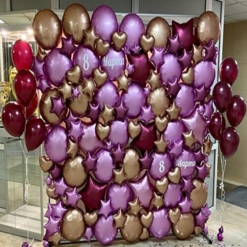 Фотозона из шаров на 8 Марта